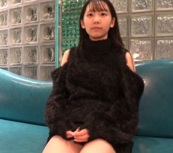 长发美女被网友用尽全力高潮内射~虚脱后还淫欲未尽~还把鸡巴舔硬做上去摇